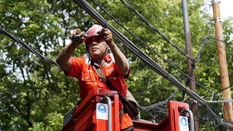 Sebagai komitmen Telkom dalam memberikan layanan terbaik dan kenyamanan bagi pelanggannya, pemeriksaan rutin, pembenahan dan perapihan kabel jaringan infrastruktur digelar di kawasan Blok S Jakarta Selatan dan sekitarnya.