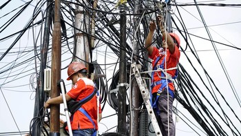 Sebagai wujud komitmen perusahaan dalam memberikan layanan terbaik dan kenyamanan bagi pelanggan, PT Telkom Indonesia (Persero) Tbk (Telkom) melaksanakan kegiatan rutin pembenahan dan perapihan kabel jaringan TelkomGroup di Jln Birah III Blok S Jakarta Selatan dan sekitarnya.