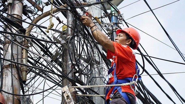 Sebagai komitmen Telkom dalam memberikan layanan terbaik dan kenyamanan bagi pelanggannya, pemeriksaan rutin, pembenahan dan perapihan kabel jaringan infrastruktur digelar di kawasan Blok S Jakarta Selatan dan sekitarnya.