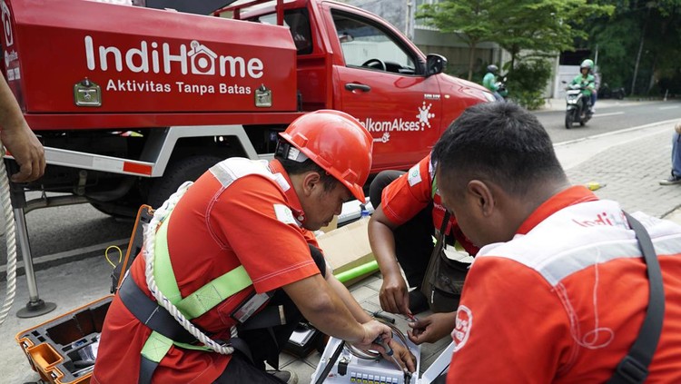 Sebagai komitmen Telkom dalam memberikan layanan terbaik dan kenyamanan bagi pelanggannya, pemeriksaan rutin, pembenahan dan perapihan kabel jaringan infrastruktur digelar di kawasan Blok S Jakarta Selatan dan sekitarnya.
