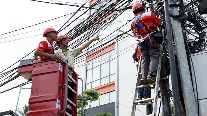 Sebagai komitmen Telkom dalam memberikan layanan terbaik dan kenyamanan bagi pelanggannya, pemeriksaan rutin, pembenahan dan perapihan kabel jaringan infrastruktur digelar di kawasan Blok S Jakarta Selatan dan sekitarnya.