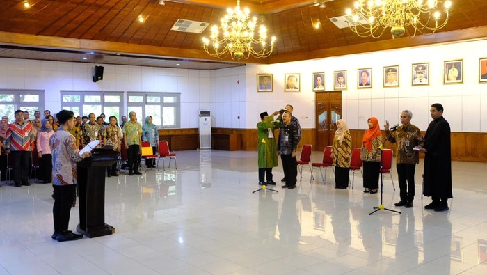 Wali Kota Solo Gibran Rakabuming Raka melantik 5 pejabat Organisasi Perangkat Daerah (OPD) yang baru, Jumat (19/4/2024).