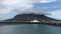 Data dari PVMBG (Pusat Vulkanologi dan Mitigasi Bencana Geologi) menyebutkan dalam kurun waktu 24 jam terakhir sudah terjadi lima kali erupsi dengan ketinggian 1.800 meter hingga 3.000 meter dari puncak Gunung Ruang yang menimbulkan suara gemuruh, gempa, dan kilatan petir vulkanik.