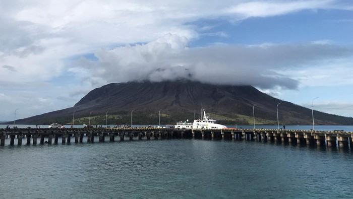 Search and rescue boat is docked on the port of Tagulandang as Mount Ruang volcano spews volcanic ash in Sitaro Islands Regency, North Sulawesi province, Indonesia, April 19, 2024. REUTERS/Chermanto Tjaombah
