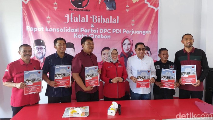 Pendaftaran bakal calon Wali Kota di kantor DPC PDI Perjuangan Kota Cirebon.