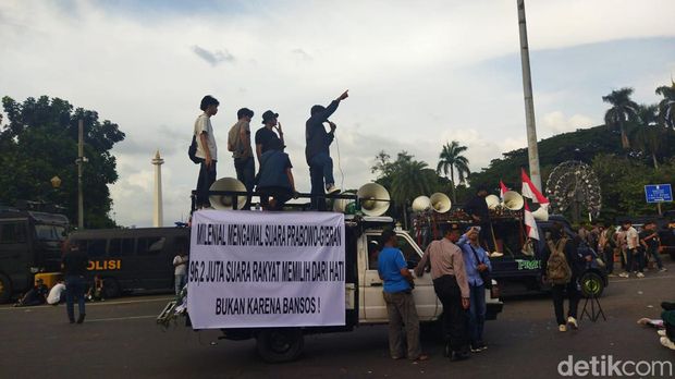 Pendukung Prabowo-Gibran turut menggelar unjuk rasa di area Patung Kuda. (Kurniawan Fadilah/detikcom)