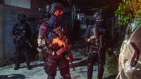 Tim Gegana berjaga dengan membawa senjara laras panjang. 