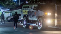 Densus 88 menggeledah rumah seorang terduga anggota Jamaah Islamiyah (JI) yang ditangkap di wilayah Sulawesi Barat, setelah sebelumnya pada Selasa (16/4/2024) menangkap tujuh orang terduga anggota Jamaah Islamiyah di wilayah Palu, Sigi, dan Poso.