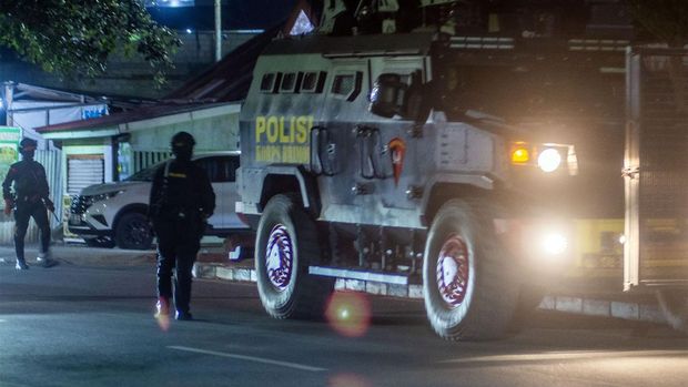 Personel Birmob dan Tim Gegana Polda Sulteng berjaga di depan sebuah rumah saat penggeledahan oleh Densus 88 Anti Teror di Palu, Sulawesi Tengah, Kamis (18/4/2024). Densus 88 kembali menggeledah rumah seorang terduga anggota Jamaah Islamiyah (JI) yang ditangkap di wilayah Sulawesi Barat, setelah sebelumnya pada Selasa (16/4/2024) menangkap tujuh orang terduga anggota Jamaah Islamiyah di wilayah Palu, Sigi, dan Poso. ANTARA FOTO/Basri Marzuki/rwa.