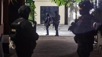 Personel Birmob dan Tim Gegana Polda Sulteng berjaga di depan sebuah rumah saat penggeledahan oleh Densus 88 Anti Teror di Palu, Sulawesi Tengah, Kamis (18/4/2024) malam.
