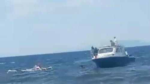 Perahu ditumpangi empat siswa untuk ujian dan tiga orang dewasa tenggelam dan diselamatkan kapal turis melintas di perairan Desa Sangiang, Kecamatan Wera, Kabupaten Bima, NTB, Jumat (19/4/2024). (Tangkapan layar video)