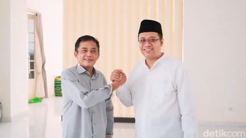 Pertemuan politikus PKS Zulkieflimansyah dengan Ketua DPD Partai Gerindra NTB sekaligus Bupati Lombok Tengah Lalu Pathul Bahri di Pendopo Bupati Lombok Tengah, Jumat (19/4/2024). (Foto: Helmy Akbar/detikBali)