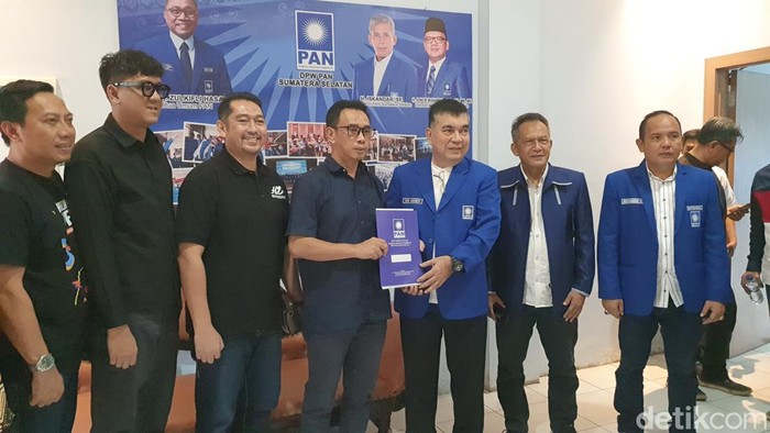 Perwakilan Herman Deru ambil formulir pendaftaran bakal calon Pilgub Sumsel di PAN.