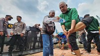 Sebagian peserta wudhu menggunakan air mineral.