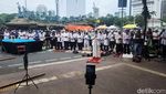 Massa Aksi Sengketa Pilpres Salat Jumat di Patung Kuda