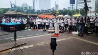 Para peserta aksi yang mayoritas mengenakan baju serba putih itu melaksanakan Salat Jumat di Jalan Medan Merdeka Barat, tepatnya di samping Patung Kuda.