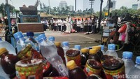 Massa aksi tampak khusyuk menunaikan Salat Jumat.