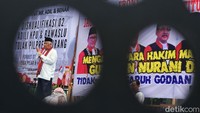 Din Syamsuddin hadir dalam aksi dan Salat Jumat tersebut.