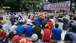 Massa Aksi Sengketa Pilpres Salat Jumat di Patung Kuda