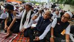 Massa Aksi Sengketa Pilpres Salat Jumat di Patung Kuda