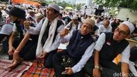 Massa ini merupakan peserta demonstrasi terkait sengketa Pilpres di Mahkamah Konstitusi.