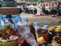 Massa Aksi Sengketa Pilpres Salat Jumat di Patung Kuda