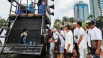Massa Aksi Sengketa Pilpres Salat Jumat di Patung Kuda