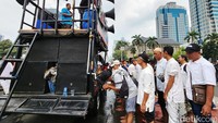 Para peserta aksi bersiap melaksanakan Salat Jumat di kawasan Patung Kuda, Jakarta, Jumat (19/4/2024).
