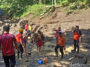 Longsor Masih Tutupi Jalan di Gegelang, BPBD Karangasem Minta Warga Sabar