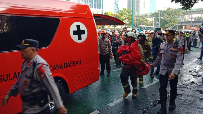 Penemuan Tragis: 7 Korban Jiwa Ditemukan di Lantai 2 Bangunan yang Terbakar di Mampang