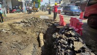 Rekayasa lalu lintas pun diberlakukan petugas Sat Lantas Polresta Malang Kota bersama Dinas Perhubungan untuk mengurai kepadatan arus lalu lintas.