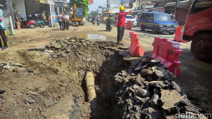Pipa PDAM bocor di Malang membuat aspal ambles
