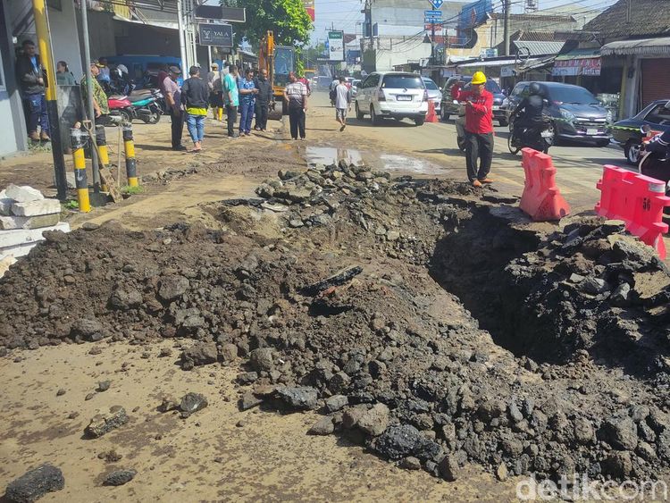 Aspal Jalan Ranugrati Malang Ambles Imbas Pipa PDAM Bocor