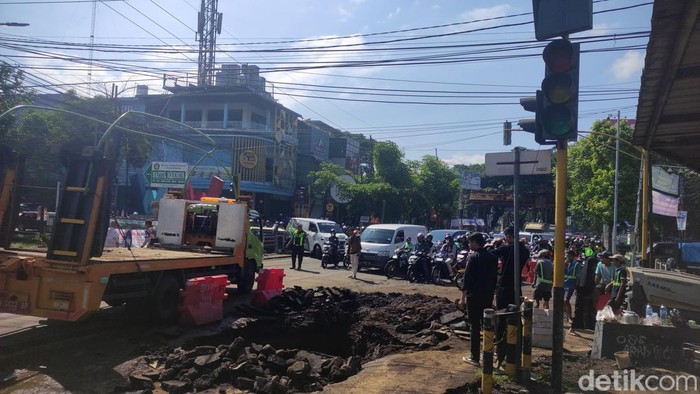 Pipa PDAM bocor di Malang membuat aspal ambles