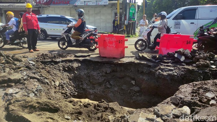 Pipa PDAM bocor di Malang membuat aspal ambles
