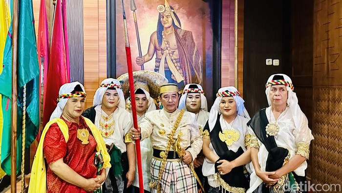 Pj Gubernur Sulsel Bahtiar Baharuddin (tengah) dianugerahi gelar adat Daeng Mappuji.