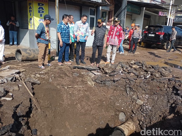 Pj Wali Kota Malang Wahyu Hidayat tinjau perbaikan pipa PDAM bocor di Jalan Ranugrati