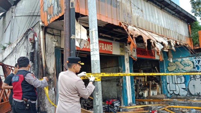 Toko Bingkai TKP Kebakaran di Mampang Dipasang Garis Polisi