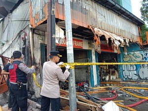 Toko Bingkai TKP Kebakaran di Mampang Dipasang Garis Polisi