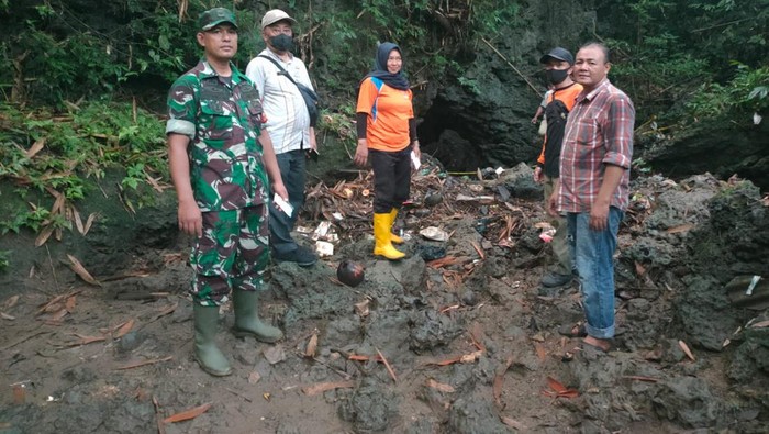 Polisi dan warga dilokasi penemuan kerangka manusia Blok Cisempur Kampung Pakemitan Cikatomas.