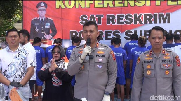 Polisi saat menjelaskan kasus ormas ngamuk di Subang