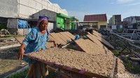 Selain ikan segar yang mereka jual. Para nelayan juga mengerikan ikan untuk dibuat ikan asin.
