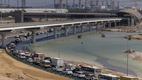 Penampakan kemacetan di jalan raya Sheikh Zayed Road di Dubai, Uni Emirat Arab, Kamis (18/9/2024).