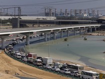 Potret Kemacetan Panjang di Dubai Gegara Jalan Terendam Banjir