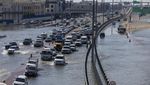Potret Kemacetan Panjang di Dubai Gegara Jalan Terendam Banjir