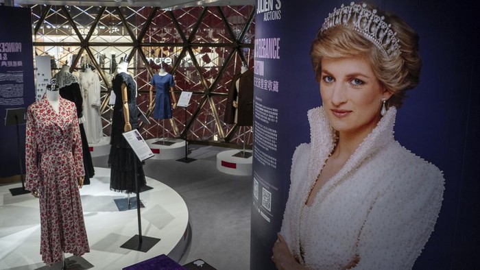 Potret Koleksi Putri Diana yang Akan Dilelang Dresses worn by Princess Diana are displayed at the media preview ahead of the auction of the Princess Diana's Elegance & A Royal Collection in Hong Kong, Wednesday, April, 17, 2024. (AP Photo/Vernon Yuen)