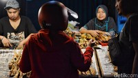 Seorang pengendara sedang membeli ikan asap di Kenjeran Surabaya.