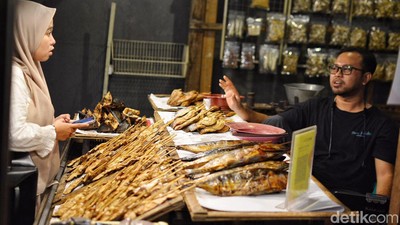 Menengok Penjual Ikan Asap di Kenjeran Surabaya
