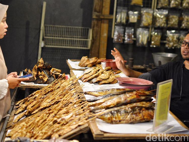 Menengok Penjual Ikan Asap di Kenjeran Surabaya