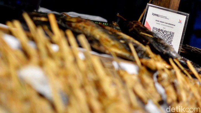 Potret Penjual Ikan Asap di Kampung Nelayan Kenjeran Potret Penjual Ikan Asap di Kampung Nelayan Kenjeran